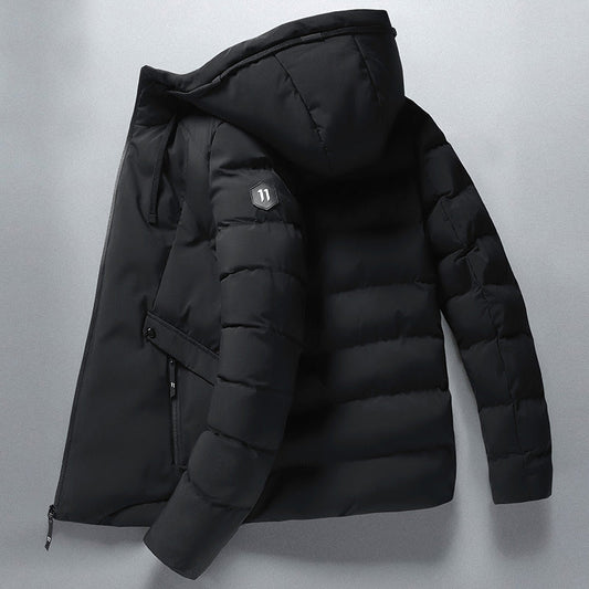 Schwarze Daunenjacke mit Kapuze, Reißverschluss, warm, Wintermode, Herrenbekleidung.