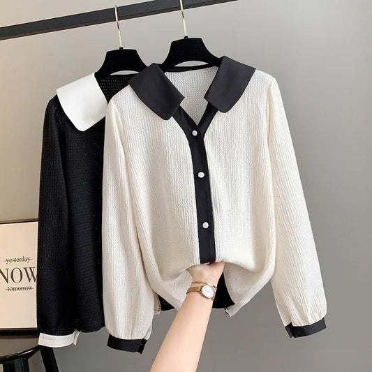 Schwarze und weiße Bluse mit Kontrastkragen, Knopfleiste, Damenmode, elegant, langärmlig.