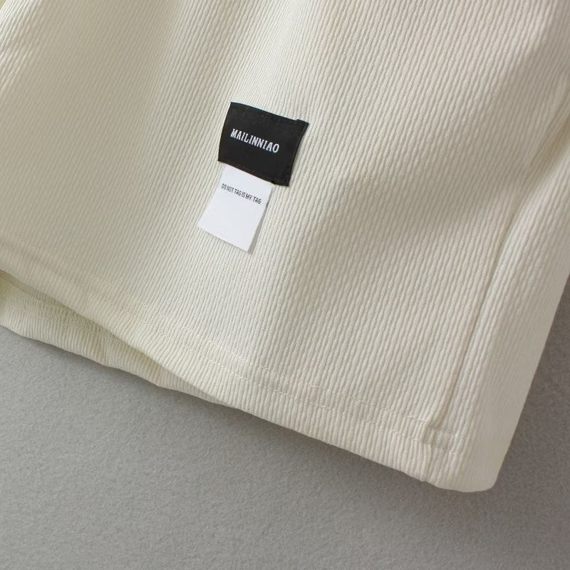 Beige Baumwoll-T-Shirt mit geripptem Stoff und schwarzem Etikett, lässige Mode.