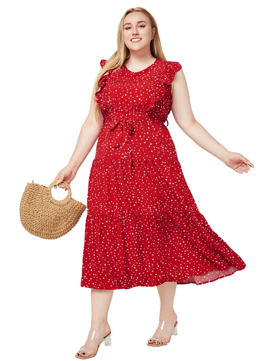 Frau im roten gepunkteten Sommerkleid mit Strohtasche und transparenten Sandalen.