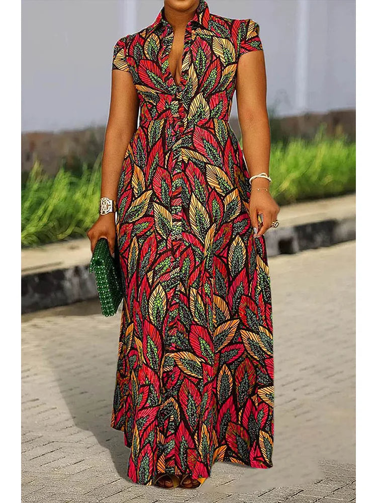 Frau in langem, buntem Kleid mit Blattmuster, hält grüne Clutch, Sommermode.