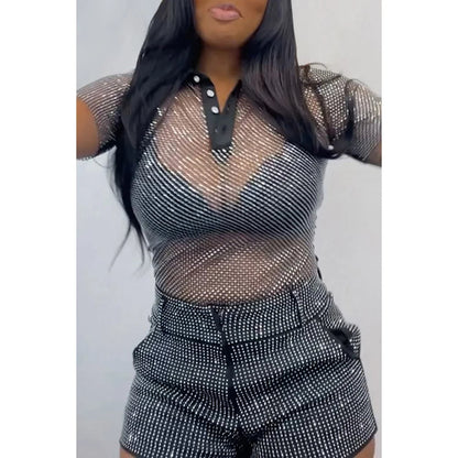 Frau in schwarzem, transparentem Netzoberteil und glitzernden Shorts, modisch, elegant.