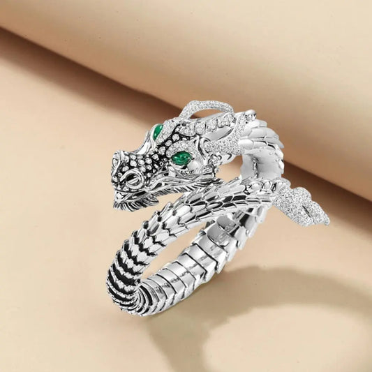 Silberner Drachenring mit grünen Edelsteinen, detailliertes Design, Schmuck für Damen und Herren.
