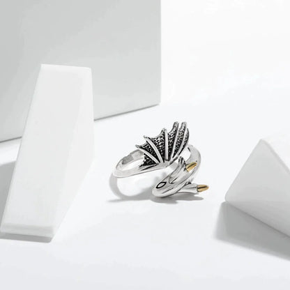 Silberner Drachenring mit schwarzen Details, verstellbar, modisches Accessoire, Unisex-Schmuck.