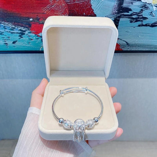 Silbernes Armband mit Traumfänger-Design in Schmuckschatulle, eleganter Modeschmuck.