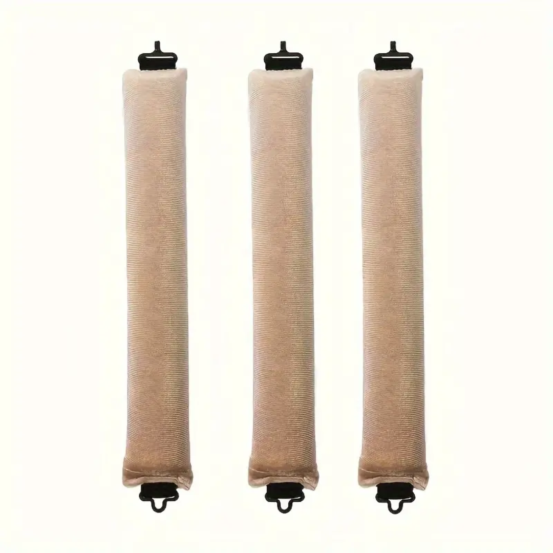 Drei beige Zugluftstopper aus Stoff mit Aufhängern, ideal für Türen und Fenster.