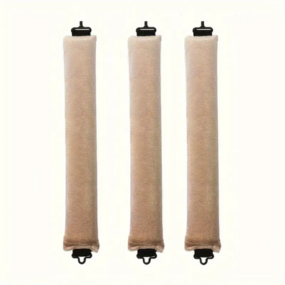 Drei beige Zugluftstopper aus Stoff mit Aufhängern, ideal für Türen und Fenster.