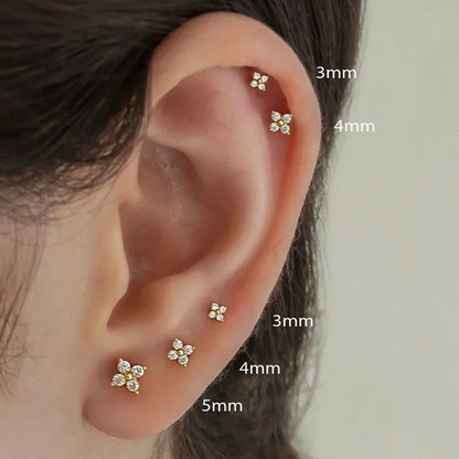 Goldene Ohrstecker mit Zirkonia, verschiedene Größen, am Ohr getragen, Schmuck für Damen.