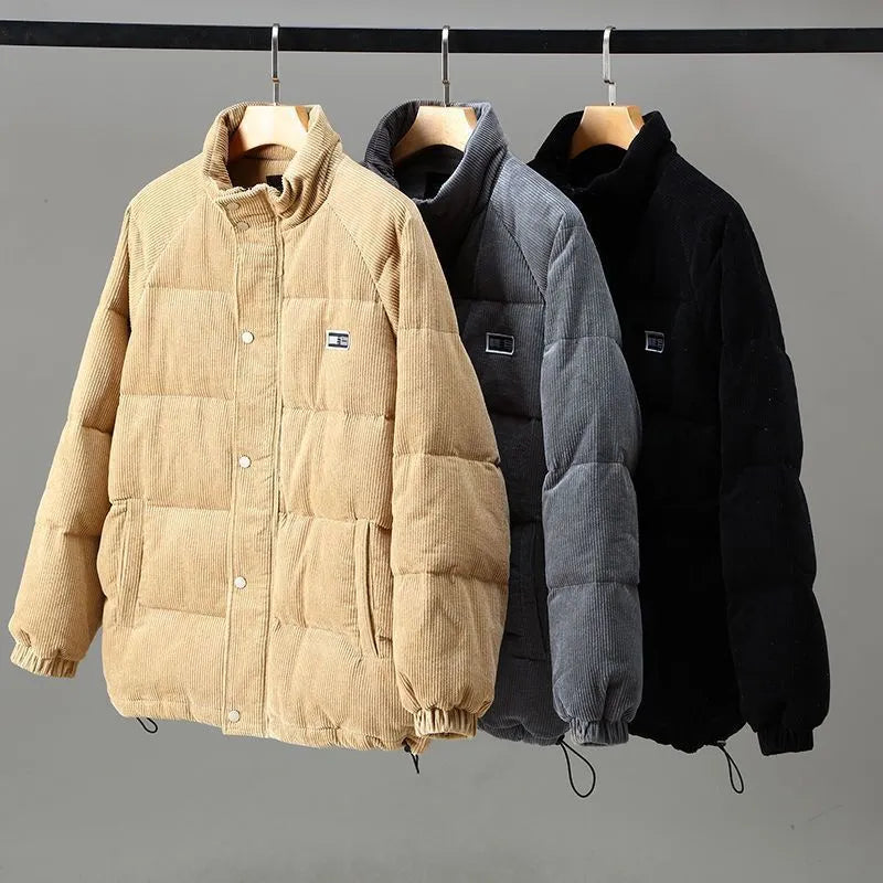 Drei Herren-Cordjacken, gepolstert, in Beige, Grau und Schwarz, mit Patch-Design.
