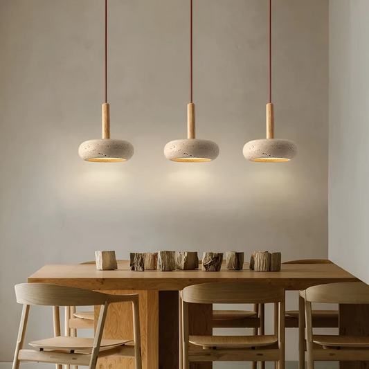 Drei moderne Hängelampen aus Holz über Esstisch mit Holzstühlen, skandinavisches Design.