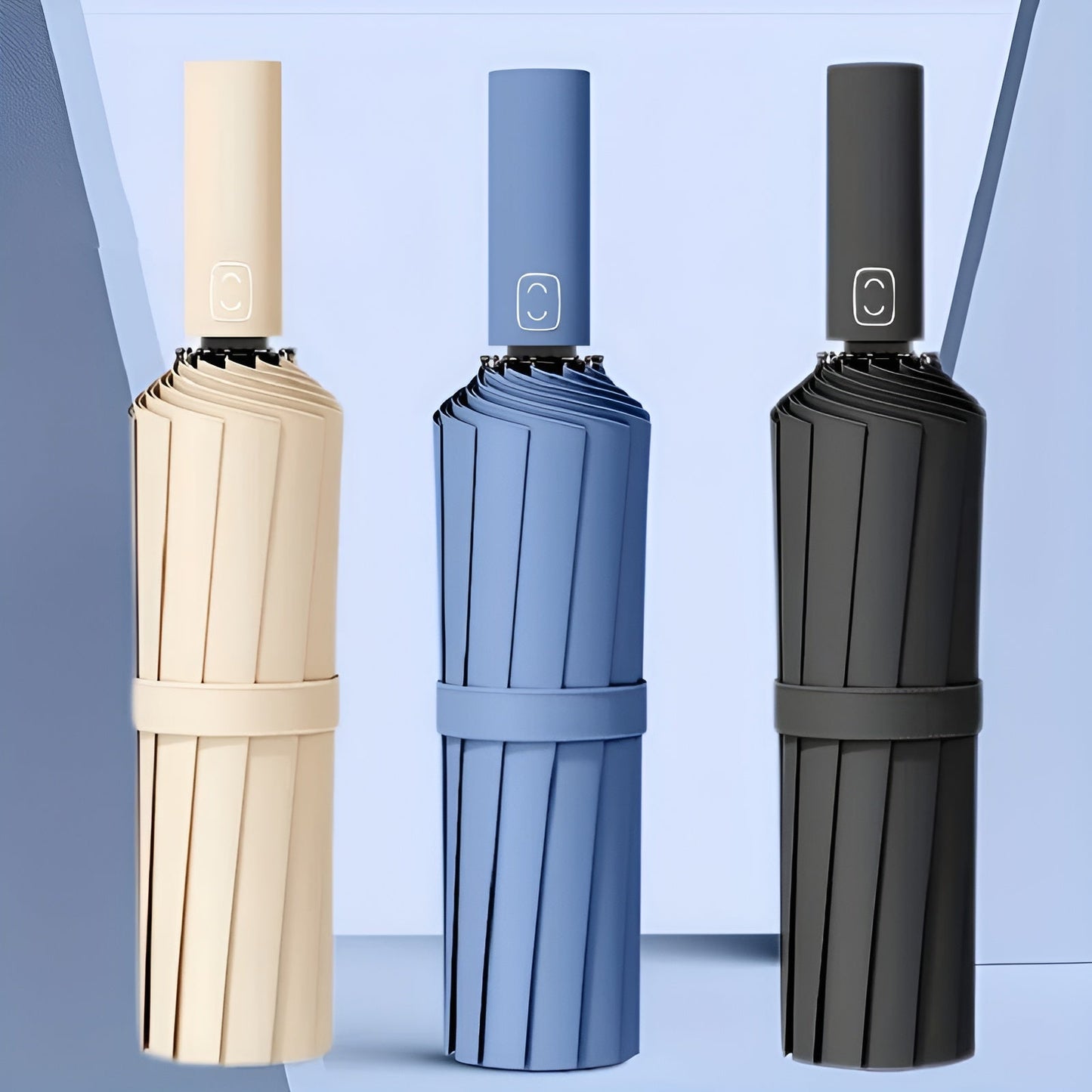 Drei kompakte Regenschirme in Beige, Blau und Schwarz, modern und faltbar, auf blauem Hintergrund.