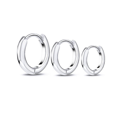 Drei silberne Creolen Ohrringe, glänzend, modisch, Schmuck für Damen.