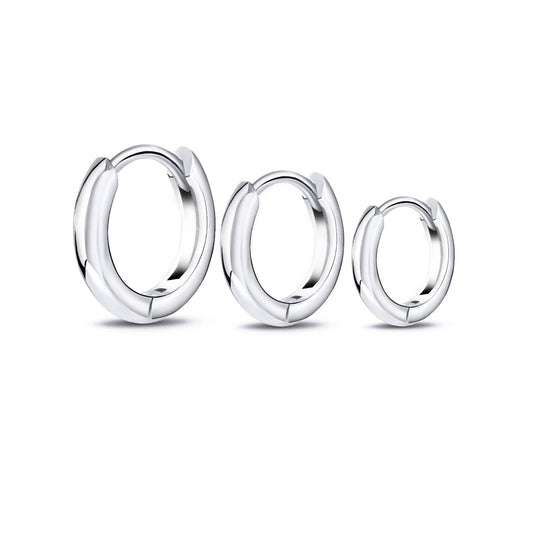 Drei silberne Creolen Ohrringe, glänzend, modisch, Schmuck für Damen.