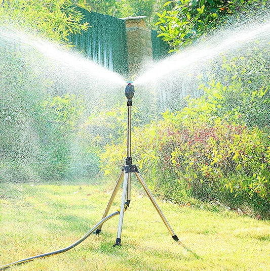 Rasensprenger auf Stativ im Garten, Bewässerungssystem, verstellbar, Sommer, grün, effizient.