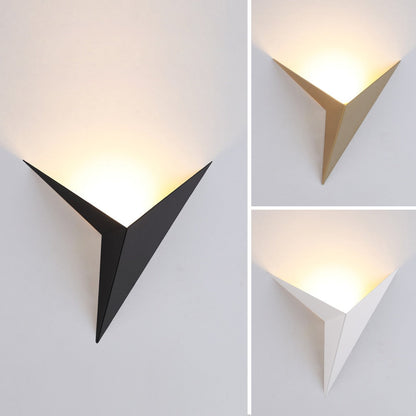 Moderne dreieckige Wandleuchte, schwarz, gold, weiß, LED, minimalistisch, Innenbeleuchtung.