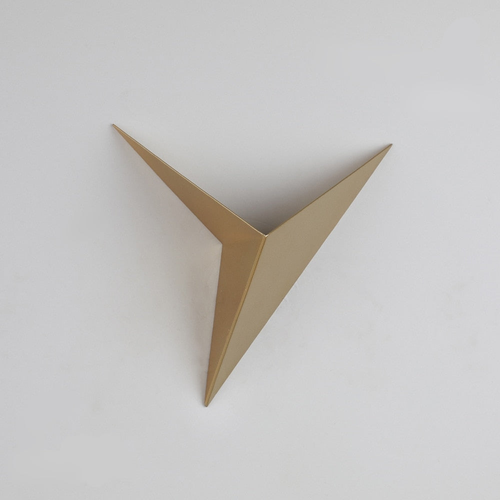Goldene, dreieckige Wanddekoration aus Metall, modernes Design, geometrische Form.