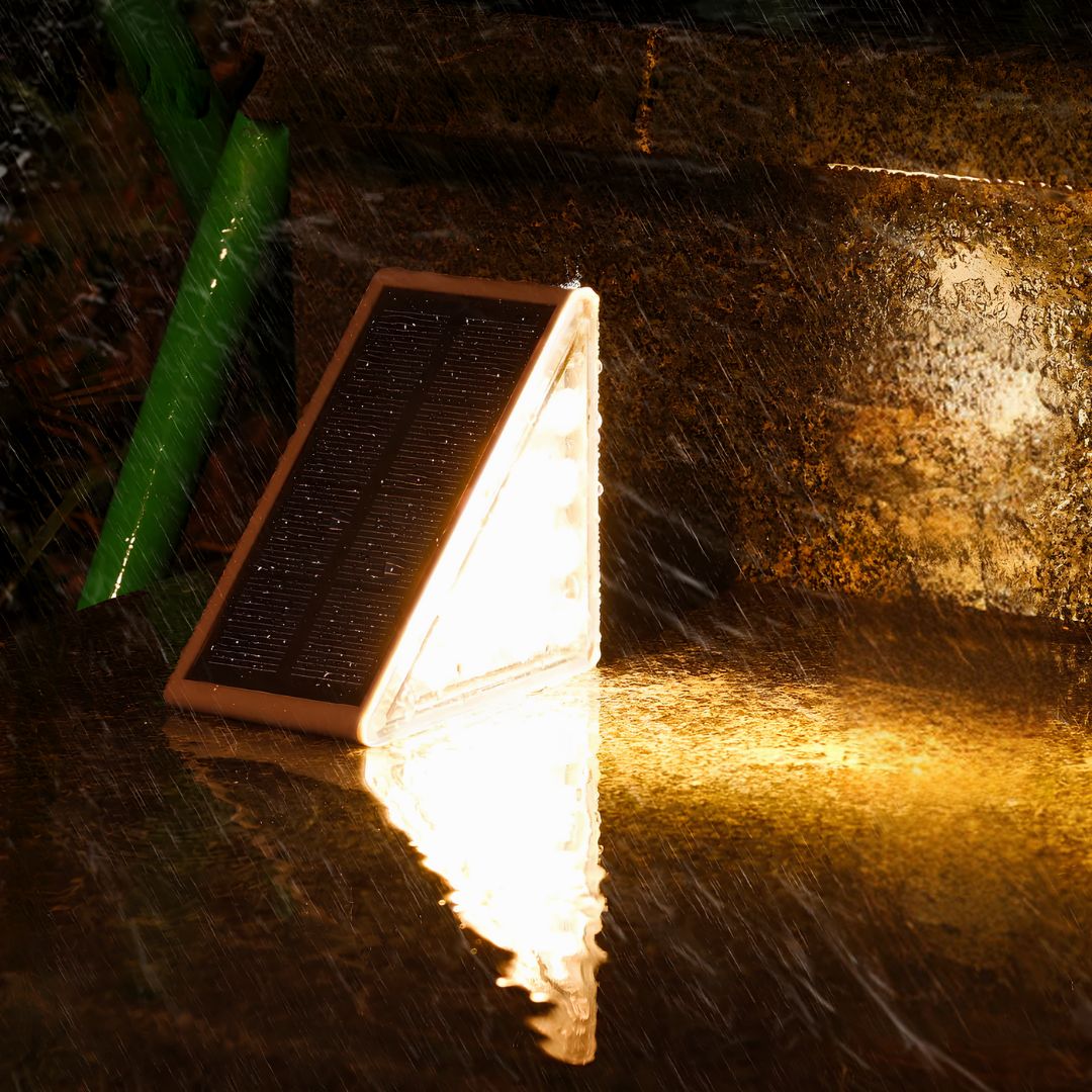 Dreieckige Solarlampe im Regen, warmweißes Licht, Outdoor-Beleuchtung, umweltfreundlich
