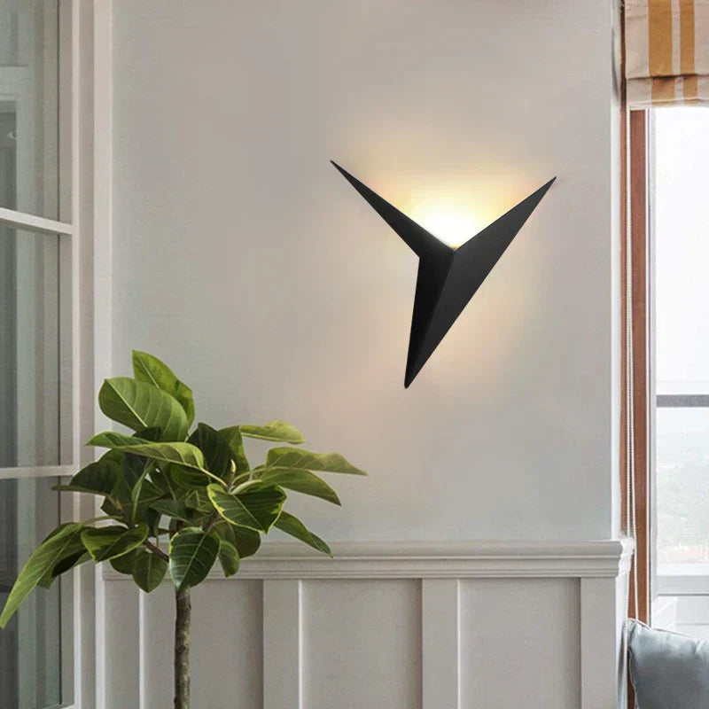 Moderne schwarze LED-Wandlampe, dreieckig, minimalistisch, für Wohnzimmer oder Treppenhaus.