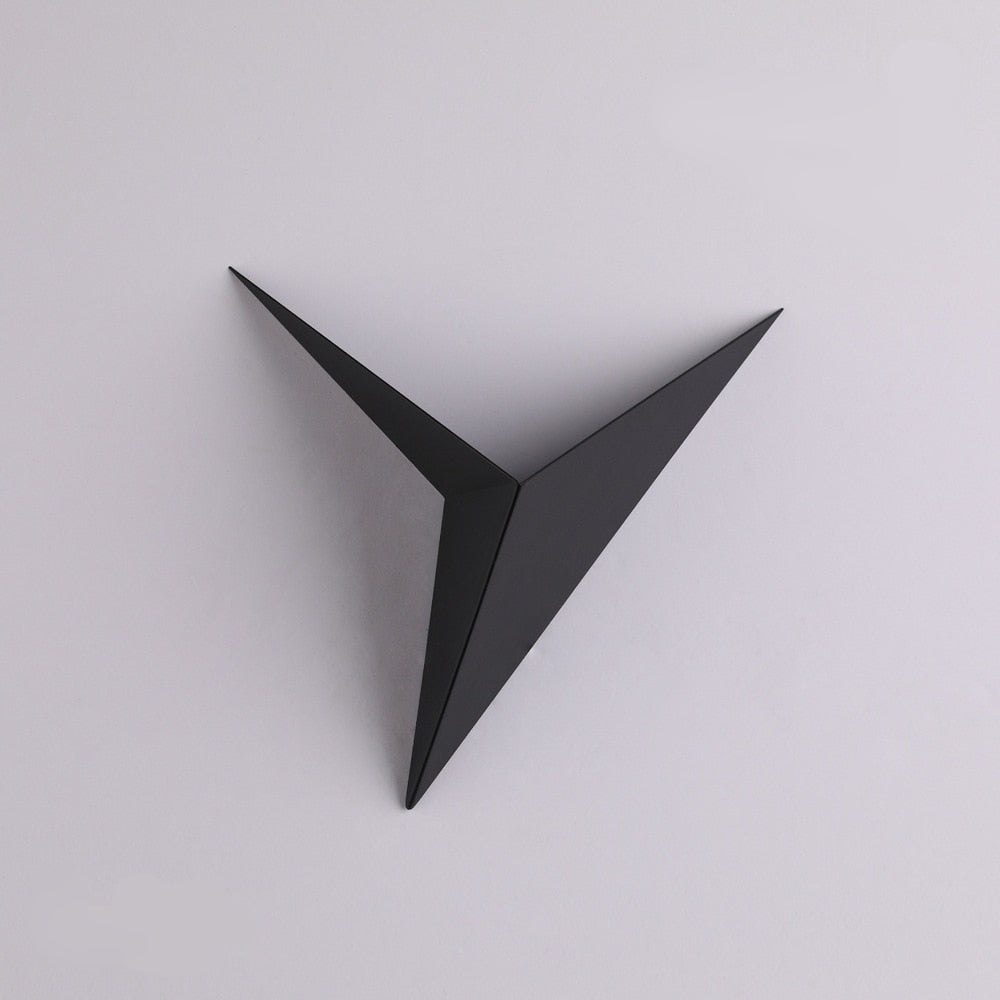 Schwarze, dreieckige Wanddekoration aus Metall, modernes Design, minimalistischer Stil.