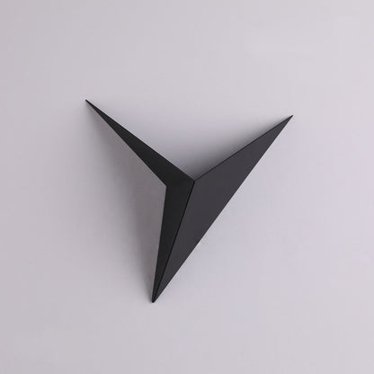 Schwarze, dreieckige Wanddekoration aus Metall, modernes Design, minimalistischer Stil.