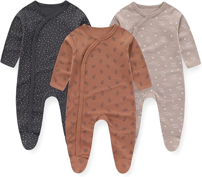 Drei Baby-Strampler aus Baumwolle, langärmelig, in Schwarz, Braun und Beige mit Muster.