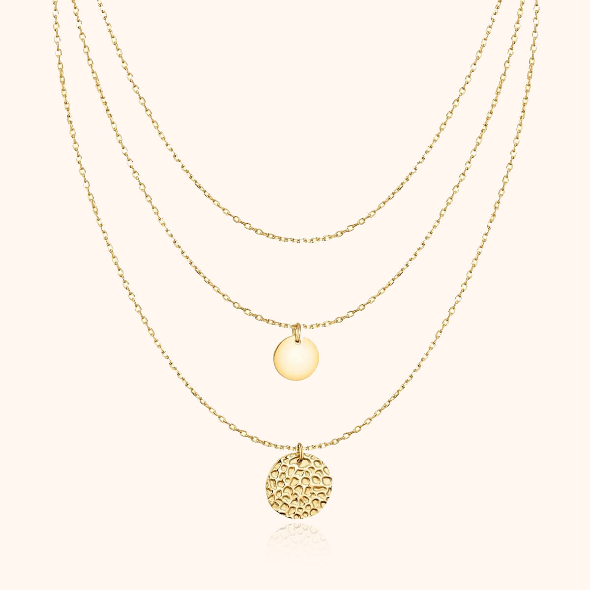 Goldene Halskette mit drei Anhängern, runde Plättchen, elegantes Schmuckdesign, Damenaccessoire.
