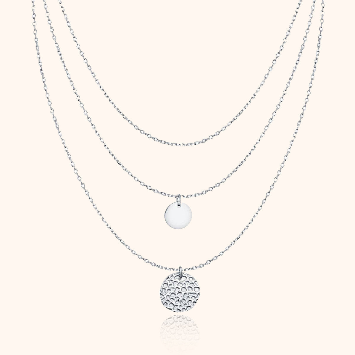 Silberne Halskette mit drei Anhängern, runde Plättchen, elegantes Schmuckdesign, Damenaccessoire.