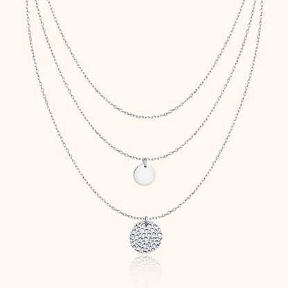 Silberne Halskette mit drei Anhängern, runde Plättchen, elegantes Schmuckdesign, Damenaccessoire.