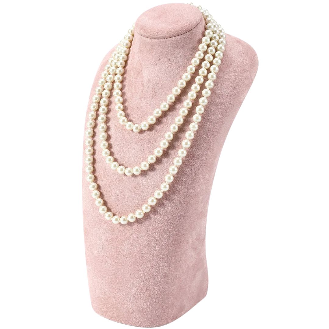 Perlenkette auf rosa Samtständer, eleganter Schmuck, klassische Accessoires, Geschenkidee.