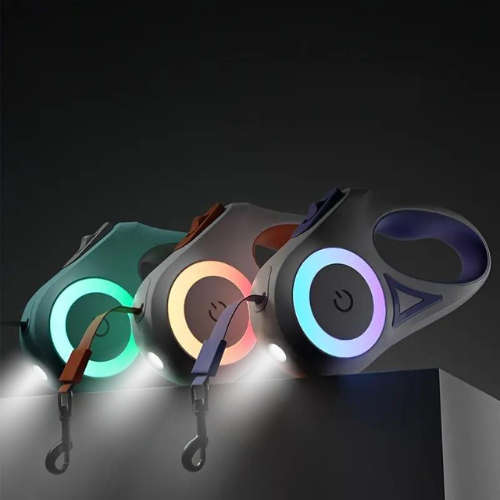 Drei LED-Hundeleinen mit bunten Lichtern, ergonomischem Griff, auf dunklem Hintergrund.