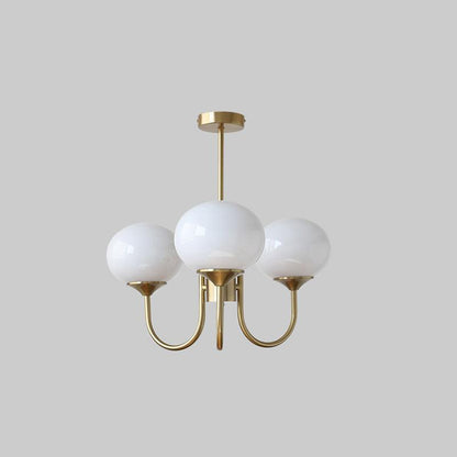 Moderne goldene Kronleuchter mit drei weißen Glaskugeln, elegantes Design, Wohnzimmerbeleuchtung.