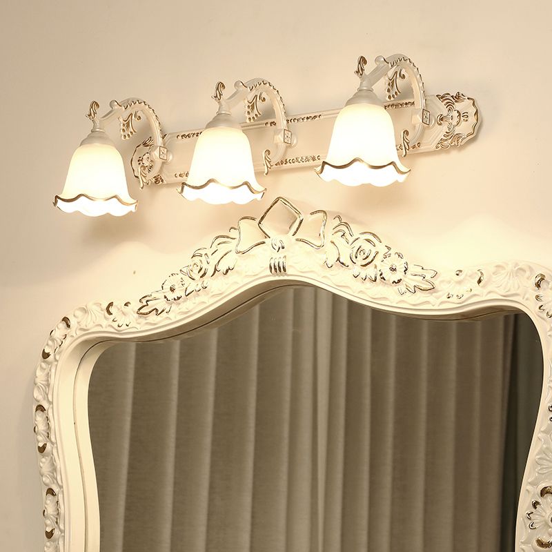 Vintage Wandleuchte mit drei weißen Lampenschirmen, dekorativer Spiegel, antikes Design.
