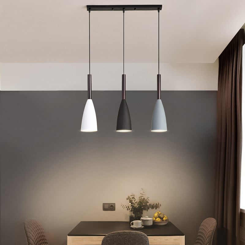 Moderne dreiflammige Pendelleuchte, schwarz-weiß, Esszimmer, minimalistisch, Innenbeleuchtung.