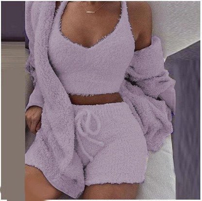 Flauschiges lila Damen-Set: Top, Shorts, Strickjacke, gemütliche Homewear, modisch.