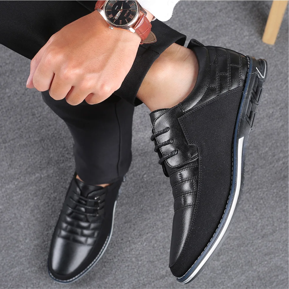 Schwarzer Lederschuh für Herren, elegant, mit Schnürung, ideal für formelle Anlässe.