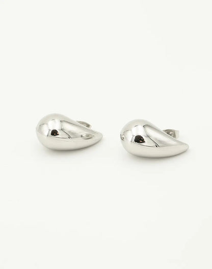 Silberne Tropfen-Ohrringe, 2,5 cm, glänzend, elegantes Design, Schmuckaccessoire.