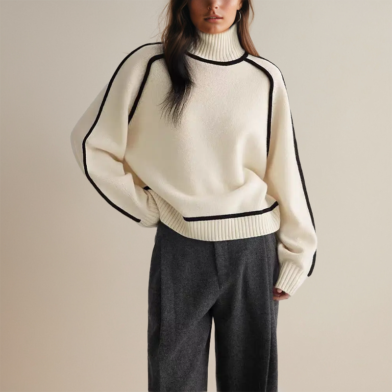 Frau in cremefarbenem Rollkragenpullover mit schwarzen Streifen, graue Hose, Modekleidung.