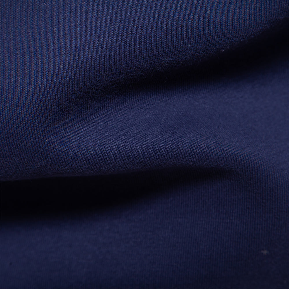 Dunkelblauer Baumwollstoff, Nahaufnahme, weiche Textur, ideal für Herrenmode und Freizeitkleidung.
