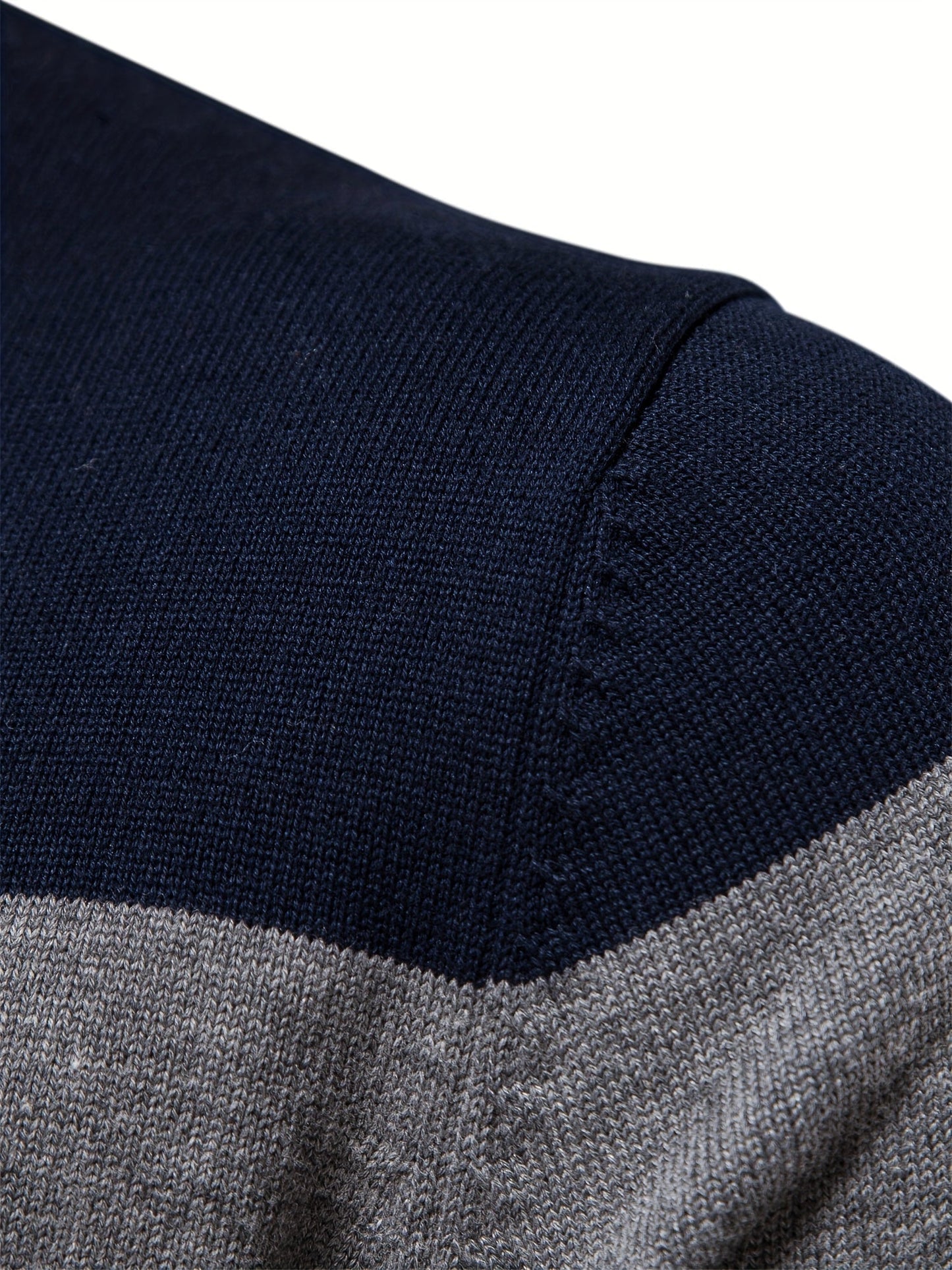 Dunkelblauer und grauer Strickpullover, Baumwolle, Nahaufnahme, modisch, Herrenbekleidung.