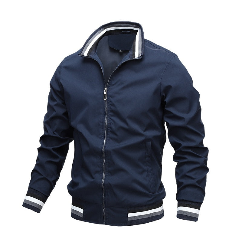 Dunkelblaue Herren-Bomberjacke, Reißverschluss, gestreifte Bündchen, modisch, lässig.