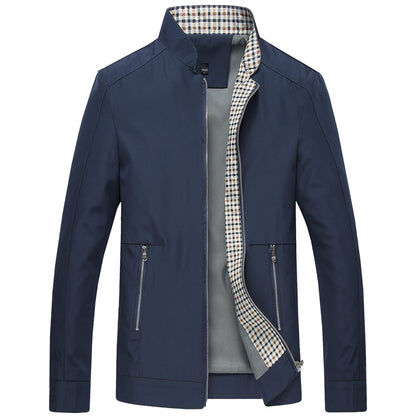 Dunkelblaue Herrenjacke, Reißverschluss, kariertes Innenfutter, modisch, Freizeitkleidung.