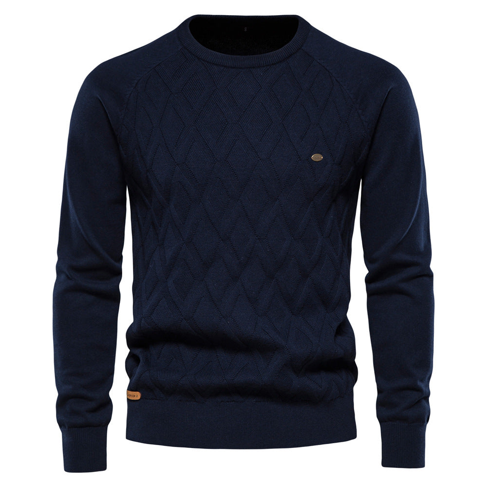 Dunkelblauer Herrenpullover aus Baumwolle, Zopfmuster, langärmelig, Herbstmode.