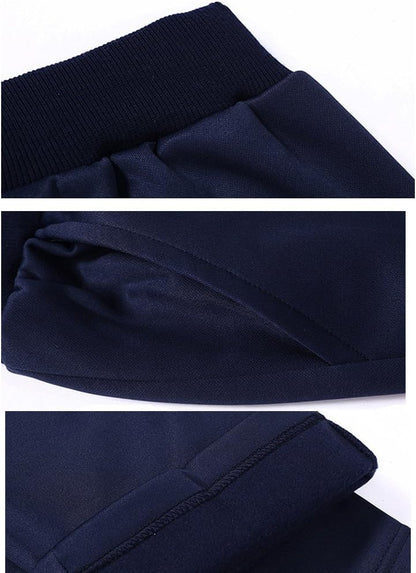 Dunkelblaue Jogginghose aus Baumwolle, elastischer Bund, seitliche Taschen, sportlich bequem.
