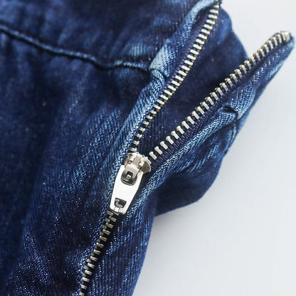 Dunkelblaue Jeans mit silbernem Reißverschluss, Denim, Mode, Bekleidung, Detailaufnahme.