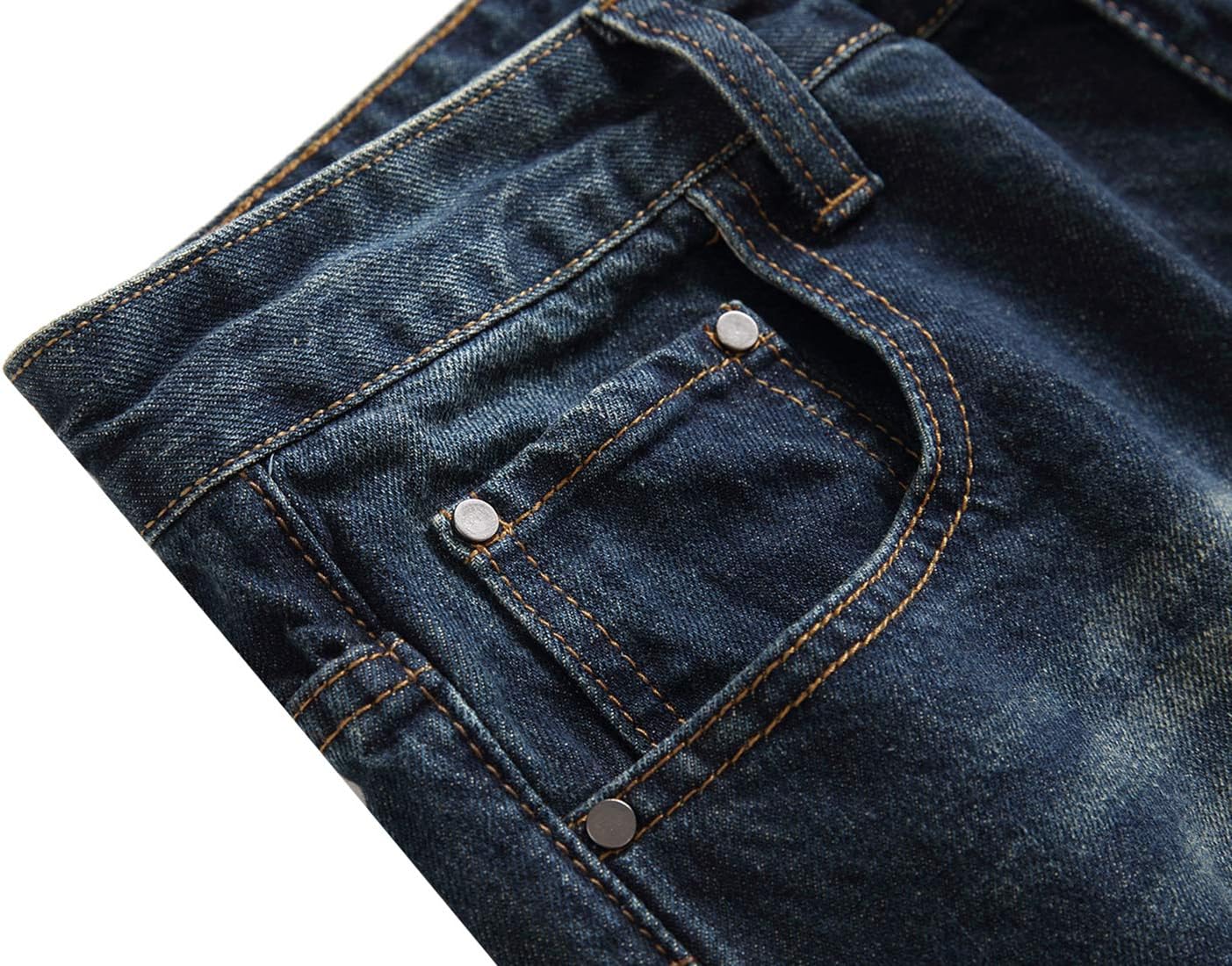 Dunkelblaue Jeans aus Denim mit Taschen und Nieten, modische Herrenbekleidung.