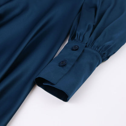 Dunkelblaues Satinhemd mit langen Ärmeln und Knöpfen, elegantes Design für Damenmode.