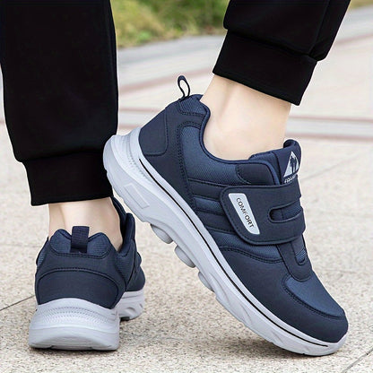 Dunkelblaue Herren-Sneaker mit Klettverschluss, atmungsaktiv, bequem, ideal für Freizeit.