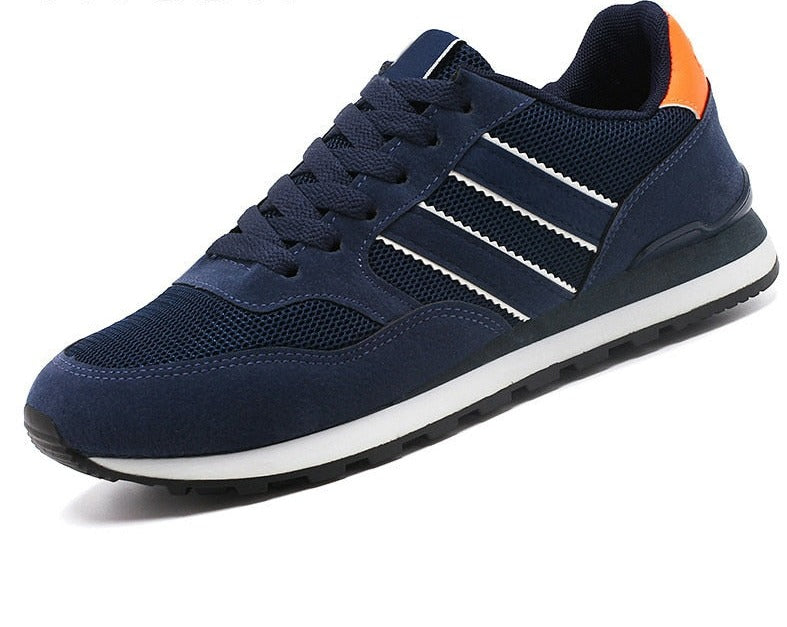 Dunkelblauer Sneaker mit weißen Streifen, Herrenlaufschuh, atmungsaktives Mesh, sportlich.