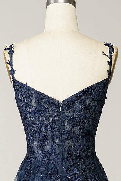 Dunkelblaues Spitzenkleid, ärmellos, Rückansicht, elegantes Abendkleid, florales Muster.