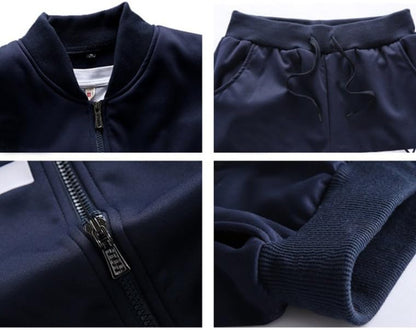 Dunkelblauer Jogginganzug, Reißverschluss, Kordelzug, Baumwolle, Herrenmode, Sportbekleidung.